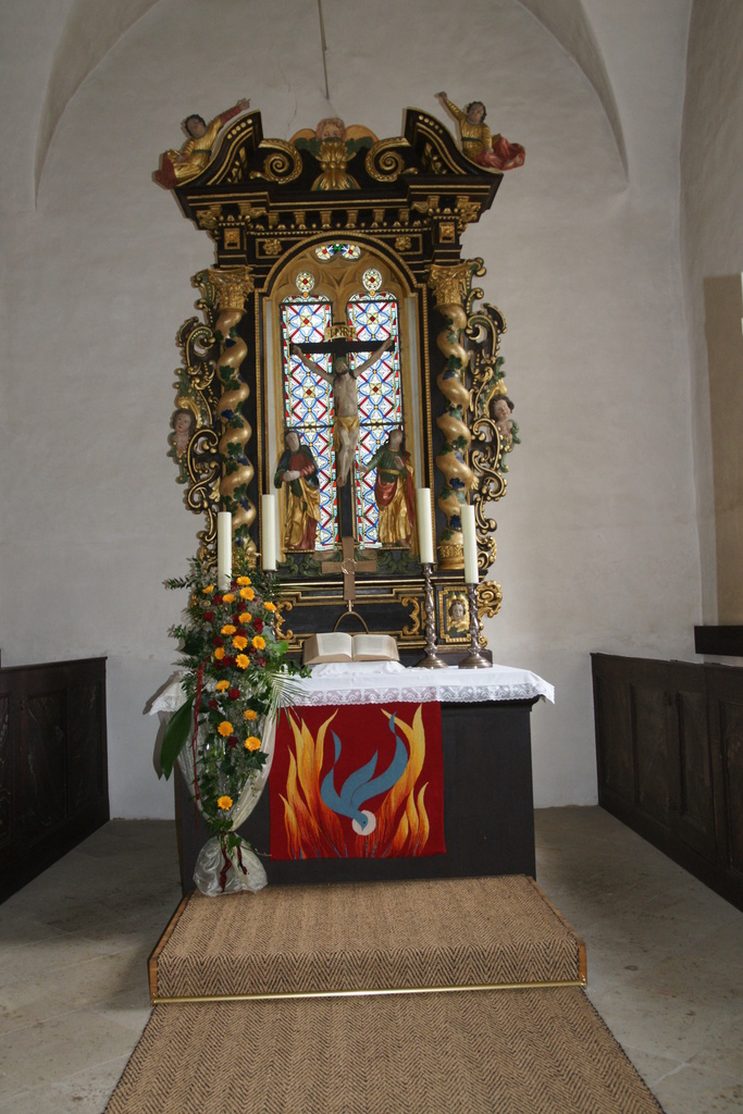 Festlich gestalteter Altar
