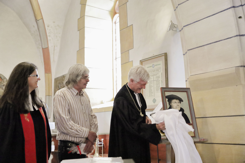 Unser Landesbischof enthüllt das neue Martin-Luther-Bild von Reinhold Fiderer
