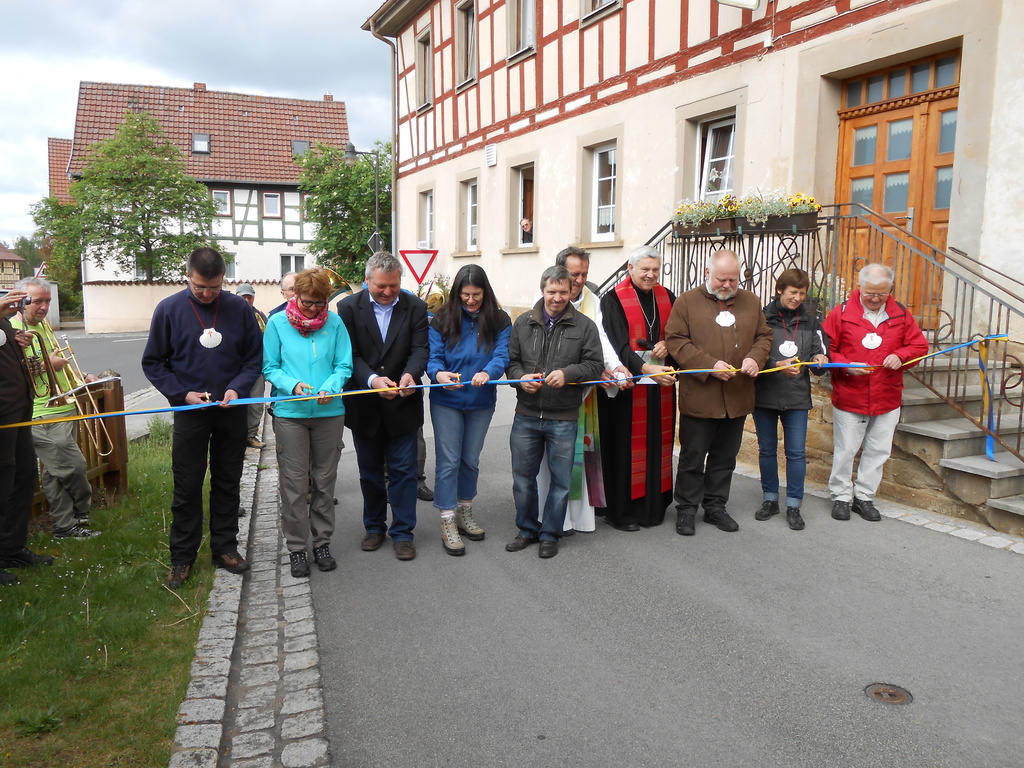 Durchschneiden des gelb-blauen Bandes zur Eröffnung der Jakobusnebenwege im Landkreis Rhön-Grabfeld durch die Ehrengäste