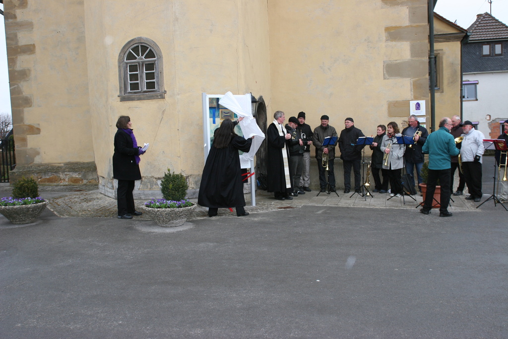 Enthüllen der 13. Bildtafel vor der Kirche in Irmelshausen