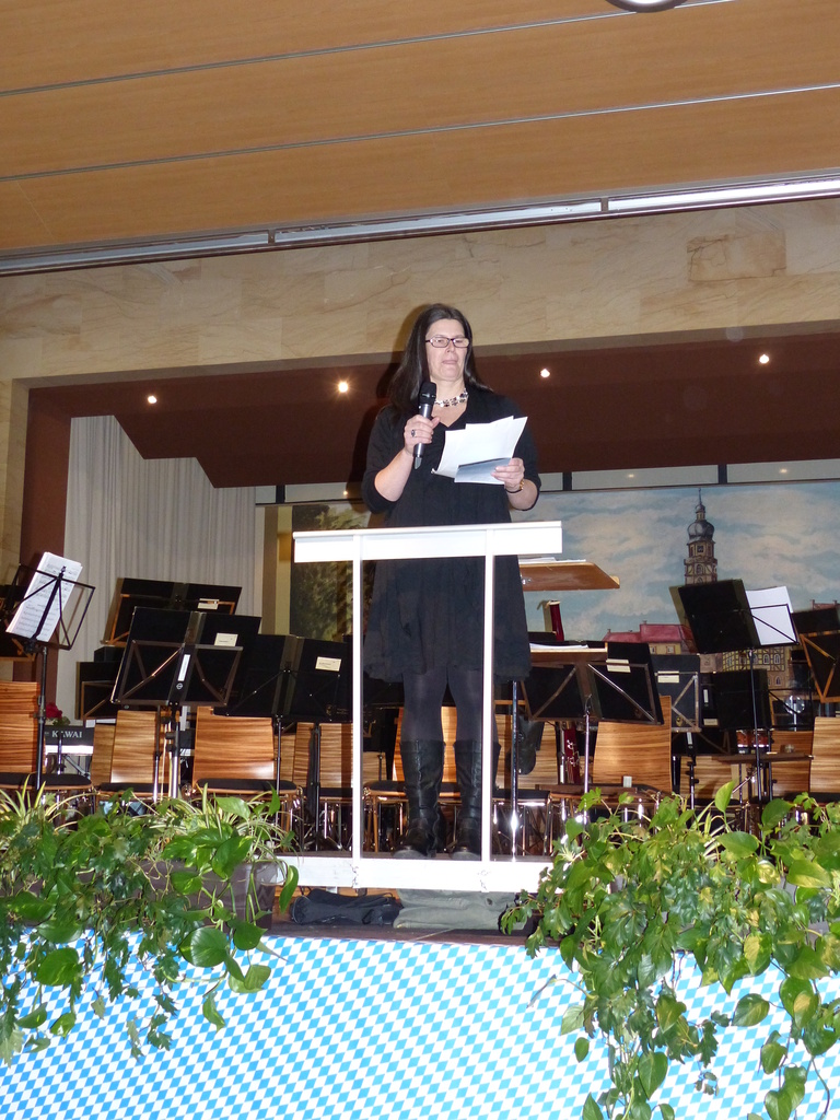 Pfarrerin Beate Hofmann-Landgraf darf im Großen Kursaal der Frankentherme in Bad Königshofen viele Gäste begrüßen.