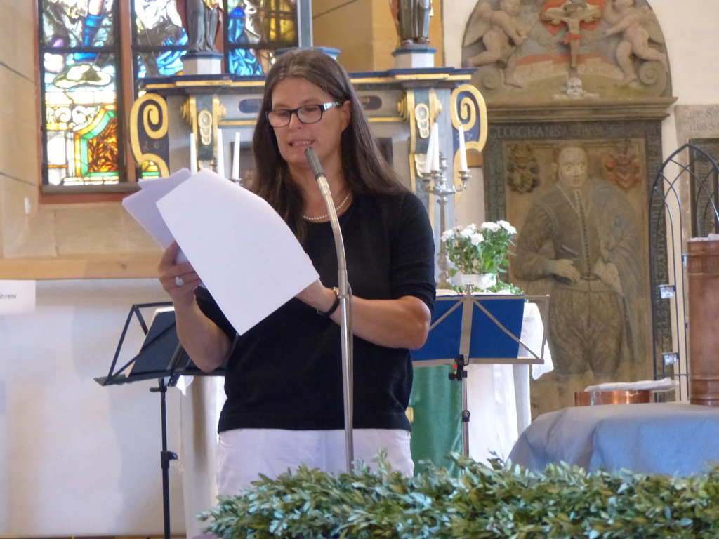 Pfarrerin Beate Hofmann-Landgraf verliest die Dokumente der Kirchengemeinde, die sie in die Dokumentenkapsel gibt.
