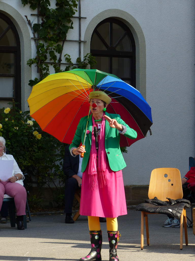 Clownin Rosa Sonntag zeigt ihre Gummistiefel...