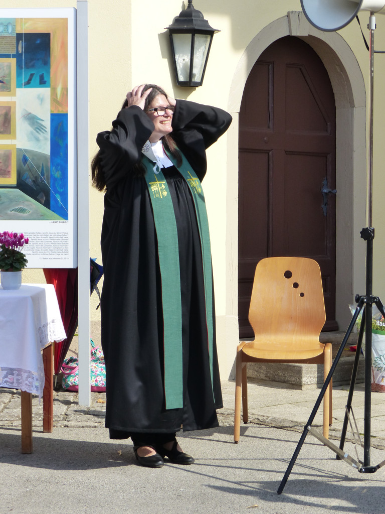 Klappstuhlgottesdienst mit Clownin Rosa Sonntag und 25-jähriges